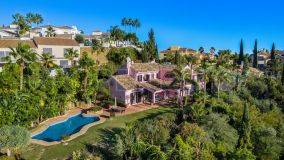 Encantadora villa de lujo de estilo andaluz con vistas idílicas en Puerto del Almendro, Benahavís