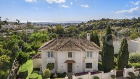 Preciosa villa reformada en primera línea de golf con vistas al mar y al golf en La Quinta, Benahavis