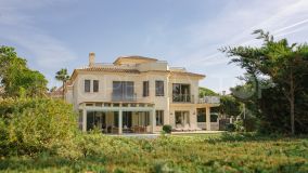 Villa a la venta en Marbella Este con 5 dormitorios