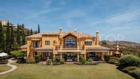 Magnífica gran villa clásica en primera línea de golf en venta en Marbella Club Golf Resort, Benahavís