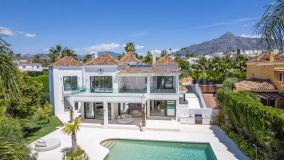 Villa en venta en Parcelas del Golf, Nueva Andalucia