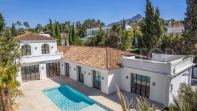 Completamente Renovada: Villa de Estilo Mediterráneo con Piscina en el Corazón del Valle del Golf en Nueva Andalucía