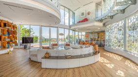 Villa for sale in Altos del Paraiso, Benahavis