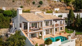 Preciosa villa de estilo andaluz con piscina infinita y vistas al mar y a la montaña en Monte Mayor