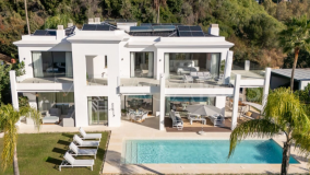 Villa for sale in Monte Halcones, Benahavis