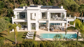 Villa for sale in Monte Halcones, Benahavis