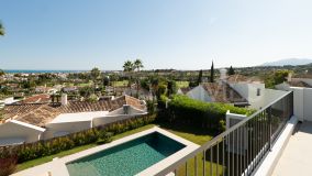 Villa for sale in Los Naranjos, Nueva Andalucia
