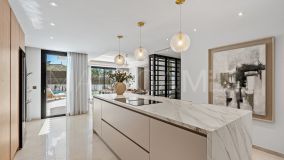 Villa for sale in Atalaya de Rio Verde, Nueva Andalucia