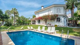 Villa de estilo andaluz con amplio jardín, piscina y vistas a la montaña en el prestigioso Rocío de Nagüeles, Milla de Oro de Marbella