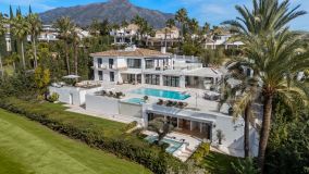 Villa for sale in Los Naranjos, Nueva Andalucia