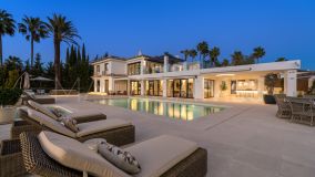 Villa for sale in Los Naranjos, Nueva Andalucia