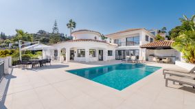 Villa for sale in Altos del Paraiso, Benahavis