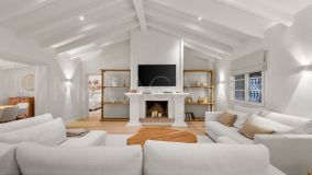 Villa for sale in Altos del Paraiso, Benahavis