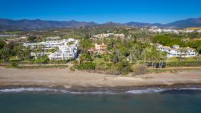 Villa for sale in Hacienda Beach, Estepona East