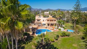 Villa for sale in Hacienda Beach, Estepona Est