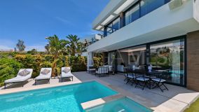 Villa for sale in La Resina Golf, Estepona East