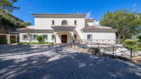 Villa familiar en Istán con vistas incomparables y comodidades modernas