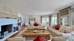 Villa for sale in El Paraiso, Estepona East
