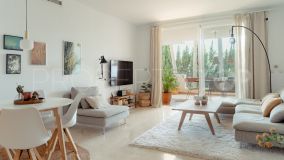 Apartamento Estiloso con Orientación Sureste en Nueva Andalucía con Piscina y Vistas Panorámicas