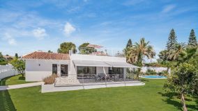 Villa junto a la playa de nueva construcción en Atalaya Isdabe, Guadalmina Baja.