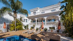 Cautivadora villa mediterránea que ofrece lujo, piscina y vistas panorámicas en Nagüeles, Marbella