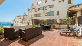 Apartamento bien ubicado junto a la popular playa del Cristo y a poca distancia del puerto de Estepona