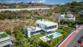 Villa en Nueva Andalucía en comunidad cerrada en venta