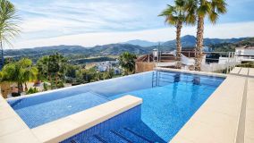 Villa in Benahavís next to the golf course for sale
