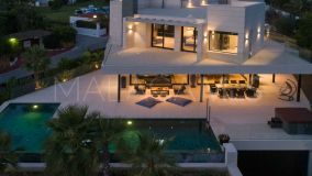 Villa for sale in Parcelas del Golf, Nueva Andalucia