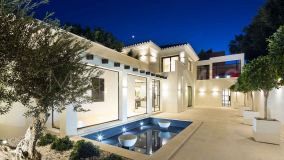 Villa for sale in Aloha, Nueva Andalucia