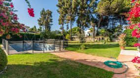 Villa for sale in El Paraiso Playa, Estepona Est