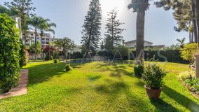 Villa for sale in El Paraiso Playa, Estepona Est