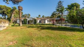 Villa for sale in El Paraiso Playa, Estepona Est