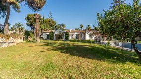 Villa for sale in El Paraiso Playa, Estepona Est
