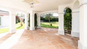 Villa for sale in El Paraiso Playa, Estepona Est
