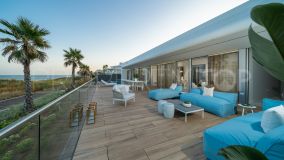 Comprar villa de 4 dormitorios en Estepona Playa