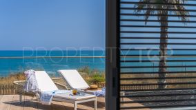Comprar villa de 4 dormitorios en Estepona Playa