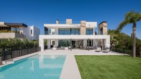 Villa for sale in Los Naranjos, Nueva Andalucia