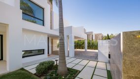 Villa for sale in Los Naranjos, Nueva Andalucia