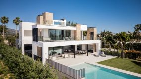 Villa for sale in Los Naranjos, Nueva Andalucia