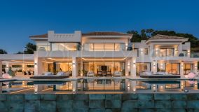 Elegancia contemporánea en plena naturaleza: Una lujosa villa en Marbella Club Golf Resort