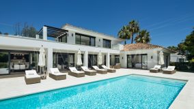 Villa for sale in Los Naranjos, Nueva Andalucia