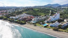 Beachfront three bedroom apartment near Estepona city centre