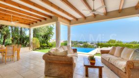 Villa for sale in El Herrojo, Benahavis