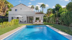 Villa for sale in Los Naranjos, Nueva Andalucia