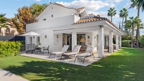 Villa for sale in Los Naranjos, Nueva Andalucia