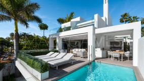 Villa Pareada en venta en Puente Romano, Marbella Golden Mile