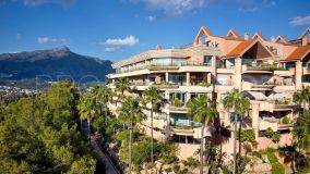 Corner Apartment offering Panoramic Views in Magna Marbella, Nueva Andalucia