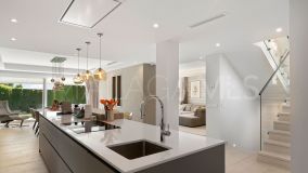 Villa for sale in Los Naranjos, Nueva Andalucia
