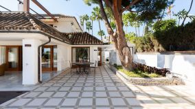 Villa for sale in Las Brisas, Nueva Andalucia